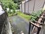 通りから入った空間で落ち着いた雰囲気でお住いになる。駐車スペース１台分あります。
