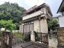 隣地は緑の借景が望めます。