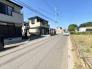 空が大きく広がり、落ち着いた静けさが漂う住環境です。ゆとりある周辺の街並みは、日々の暮らしに穏やかな心地よさをもたらし、長く安心して過ごせる穏やかな雰囲気を感じさせてくれます
