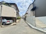 戸建てが立ち並ぶ静かな住宅街。四季折々の移り変わりを感じながら自然と楽しみ、暮らす、そんな毎日を日々の中で感じられる住環境
