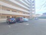 マンションの敷地内に平面駐車場あり！