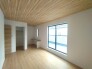 大きな開口部から明るい光が差し込む、日中の室内の明るさがこの部屋の魅力です。
