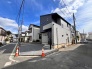 落ち着いた色調のコントラストが洗練された印象を与え、街並みに静かに溶け込むモダンな佇まいが日常に心地よい調和をもたらします
