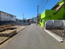 戸建てが立ち並ぶ静かな住宅街。四季折々の移り変わりを感じながら自然と楽しみ、暮らす、そんな毎日を日々の中で感じられる住環境
 30m