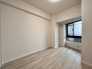 今からここを誰のお部屋にしようか、そんな洋室。大きさは5.2帖です。
