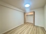 今からここを誰のお部屋にしようか、そんな洋室。大きさは5.5帖です。

