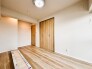 今からここを誰のお部屋にしようか、そんな洋室。大きさは6.1帖です。
