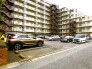 暮らしやすさを感じさせる、平置きの駐車場。
