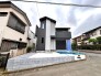 戸建てが立ち並ぶ静かな住宅街。四季折々の移り変わりを感じながら自然と楽しみ、暮らす、そんな毎日を日々の中で感じられる住環境

