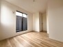 今からここを誰のお部屋にしようか、そんな洋室。大きさは5.3帖です。
