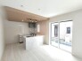 大きな開口部から明るい光が差し込むリビング。日中の室内の明るさがこの部屋の魅力です。
