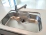 時短に活躍する食器洗浄機や一杯の水も楽しめる浄水器があるシステムキッチン。
