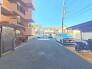 マンションの敷地内に駐車場あり！