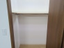 主寝室にはウォークインクローゼット完備！
衣服はもちろん、大きなお荷物もたくさん収納できる便利空間です。