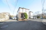 戸建てが立ち並ぶ静かな住宅街。四季折々の移り変わりを感じながら自然と楽しみ、暮らす、そんな毎日を日々の中で感じられる住環境
