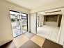 扉を開放するとLDKと洋室を一体利用できる空間！扉を閉めると独立した空間としても活用できます。
