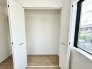 衣類の整理整頓に嬉しいクローゼット付きのお部屋。お子様のお部屋としても便利です。
