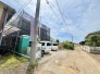 前面道路は通り抜けができないため、交通量が少なく静かな住環境です。
