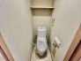 ウォシュレット機能付きのトイレ。収納棚もあり実用性も兼ね備えた造り。
