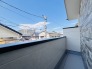 陽ざしが差込む明るいバルコニー。奥行きのあるバルコニーはお洗濯時に助かります。
