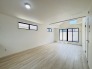 大きな開口部から明るい光が差し込むリビング。日中の室内の明るさがこの部屋の魅力です。
