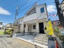 戸建てが立ち並ぶ静かな住宅街。四季折々の移り変わりを感じながら自然と楽しみ、暮らす、そんな毎日を日々の中で感じられる住環境
