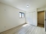 衣類の整理整頓に嬉しいクローゼット付きのお部屋。お子様のお部屋としても便利です。
