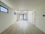 家族の集うリビングには色々な方向から光が差し込む設計に。家族のコミュニケーションが弾むスポットだから明るい雰囲気であってほしい。
