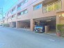 マンションの敷地内に駐車場あり。
来客時の臨時駐車場もございます。