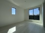 大きな開口部から明るい光が差し込む、日中の室内の明るさがこの部屋の魅力です。
