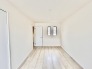 大きな開口部から明るい光が差し込む、日中の室内の明るさがこの部屋の魅力です。
