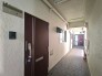 綺麗なダブルロック式の玄関ドア。
建物は適切に管理・修繕されております。