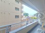正面の建物は窓が少なく、人目が気になりにくい環境です。