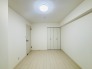 衣類の整理整頓に嬉しいクローゼット付きのお部屋。お子様のお部屋としても便利です。
