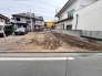 戸建てが立ち並ぶ静かな住宅街。四季折々の移り変わりを感じながら自然と楽しみ、暮らす、そんな毎日を日々の中で感じられる住環境
