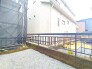 建物の南西側には、コンパクトな庭スペースもございます。