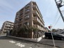 戸建てが立ち並ぶ静かな住宅街。四季折々の移り変わりを感じながら自然と楽しみ、暮らす、そんな毎日を日々の中で感じられる住環境
