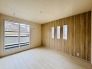 大きな開口部から明るい光が差し込む、日中の室内の明るさがこの部屋の魅力です。
