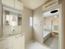 お出かけ前の身だしなみに一歩差がつく三面鏡。ミラー裏にはたっぷり収納もございます。
