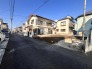 澄み渡る青空の下、穏やかな時間が流れる住宅街。建物の個性と整然とした街並みが調和し、心地よい暮らしを予感させます
 5m