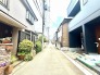 戸建てが立ち並ぶ静かな住宅街。四季折々の移り変わりを感じながら自然と楽しみ、暮らす、そんな毎日を日々の中で感じられる住環境
