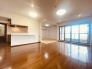 家族や友人、両親、親戚とこれから沢山の時間を紡ぐのだろう。そこを彩るのは窓から見える青い空、心地よい緑。そんなイメージが膨らむリビングスペース。
