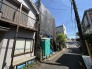 コンビニやスーパーも近く、暮らしやすい住環境です。