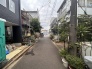 前面道路は突き当りになっている為、居住者しか通りません。