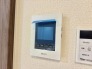 録画機能もあり、どのような人が何時に来訪されたのかが分かります。防犯上はもちろん、お届け物などの把握にも便利です。ライトが付いているので、夜間でも安心です。

