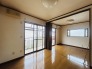 大きな開口部から明るい光が差し込む、日中の室内の明るさがこの部屋の魅力です。
