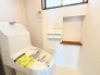 ウォシュレット機能付きのトイレ。換気のしやすい窓付きで、収納もあり実用性も兼ね備えた造り。
