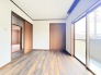 大きな開口部から明るい光が差し込む、日中の室内の明るさがこの部屋の魅力です。
