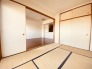 和室があるとやはりどこか心落ち着いてしまいます。客間としてもちょうど良い約5帖。

