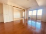 家族や友人、両親、親戚とこれから沢山の時間を紡ぐのだろう。そこを彩るのは窓から見える青い空、心地よい緑。そんなイメージが膨らむリビングスペース。
